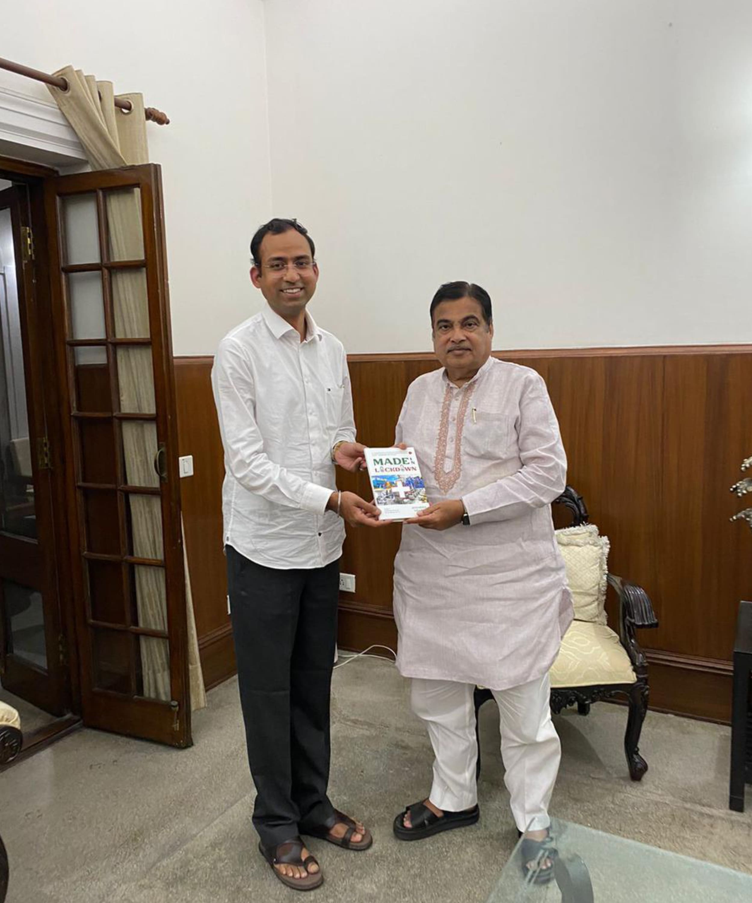 Presenting the Made in Lockdown to Shri Nitin Gadkari Ji by Dr. Jitendra Sharma, Managing Director, Founder and CEO of AMTZ